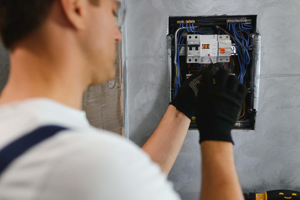 electrician worker at work on an electrical panel fafz5p3.jpg