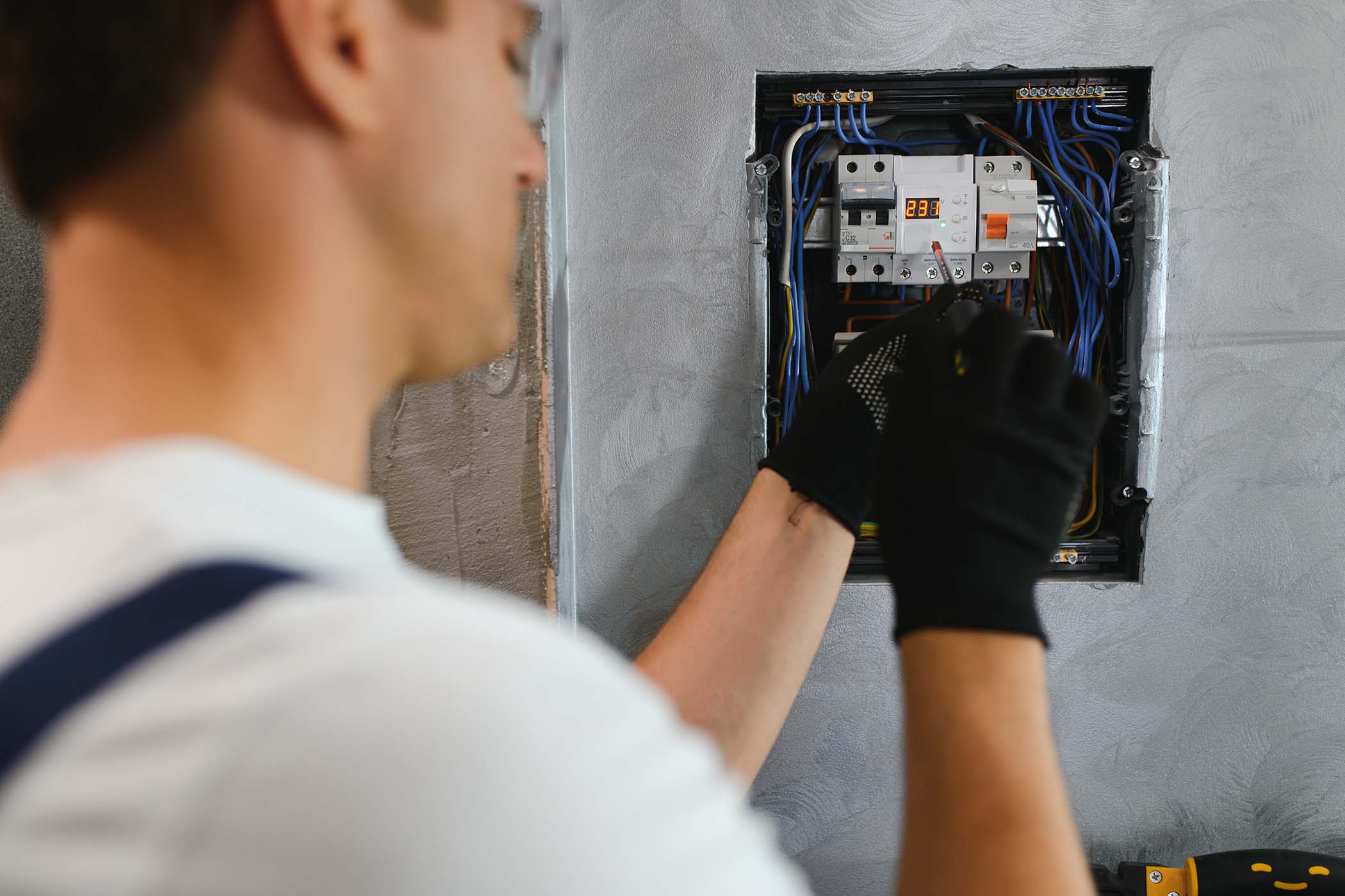 electrician worker at work on an electrical panel fafz5p3.jpg